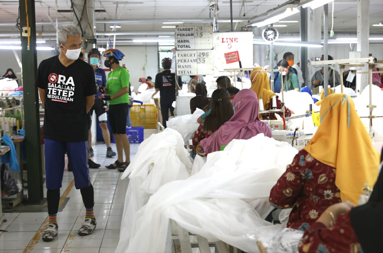 Photo of Kunjungi Pabrik Garmen, Ganjar Borong 10.000 APD