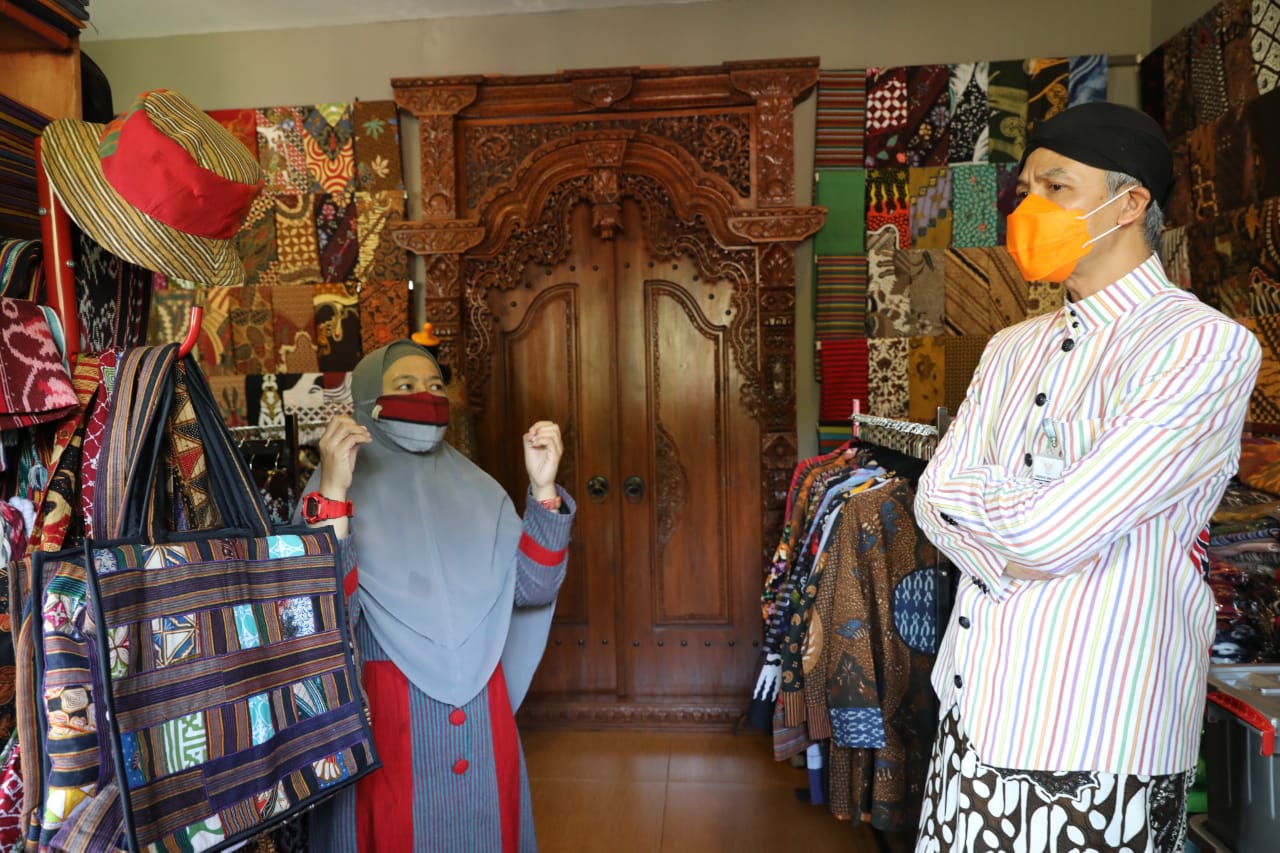 Photo of Ikut Lapak Ganjar, Omzet Penjualan Sri Ambarwati Naik 350 Persen