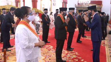 Photo of Presiden Jokowi Anugerahkan Tanda Kehormatan Bintang Mahaputera dan Bintang Jasa bagi 71 Tokoh