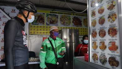 Photo of Warung Bubur Ayam Gratiskan Makanan untuk Warga Positif Covid, Ganjar Ikut Borong untuk Dibagikan