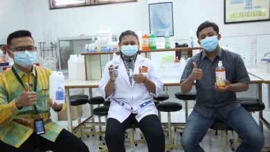 Photo of Respon Seruan Ganjar, Mahasiswa Universitas PGRI Semarang Produksi Hand Sanitizer untuk Dibagikan ke Pedagang Pasar