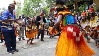 Photo of Ajak Ganjar Nari Burure, Bocah Papua Ini Diberikan Hadiah Sepeda
