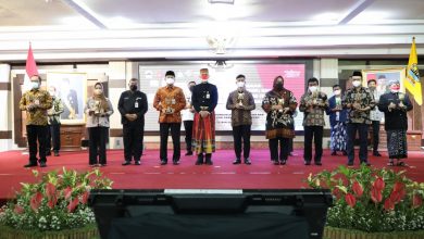 Photo of Ganjar Beri Penghargaan Kepada 14 Kabupaten/Kota Berdaya Saing Tinggi di Jateng