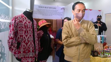 Photo of Saat Presiden Jokowi Beli Jaket Bomber dengan Motif Khas Dayak Sintang
