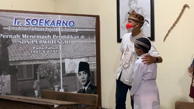 Photo of Napak Tilas di Sekolah Soekarno, Ganjar Kaget Ketemu Anak Bernama Kusno