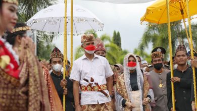 Photo of Pakai Baju Adat Lampung, Tokoh Adat; Pantes, Pak Ganjar Sudah Seperti Orang Lampung