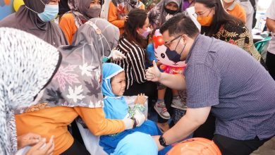 Photo of Hibur Anak-Anak Saat Imunisasi, Mas Dhito dan Mbak Cicha Bagikan Balon Karakter