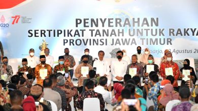 Photo of Presiden Jokowi Serahkan Sertifikat Tanah untuk Rakyat di Sidoarjo