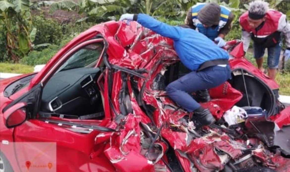 brio merah ringsek parah kecelakaan di tol semarang.