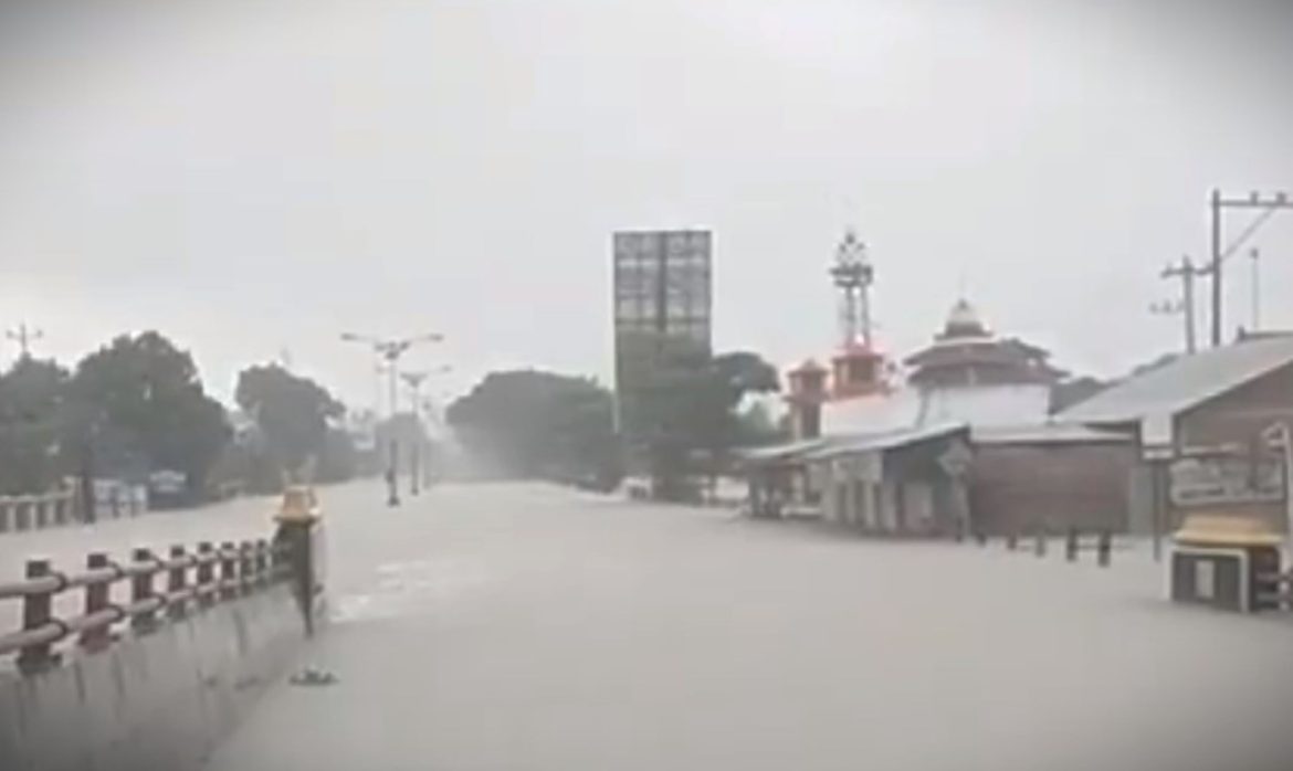 Kembali terendam banjir, jalur pantura lumpuh total