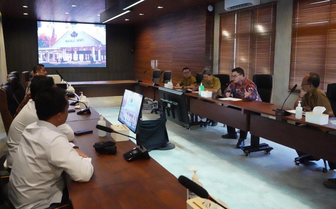 bupati kediri mas dhito bahas kelanjutan program listrik masuk sawah dengan pln.