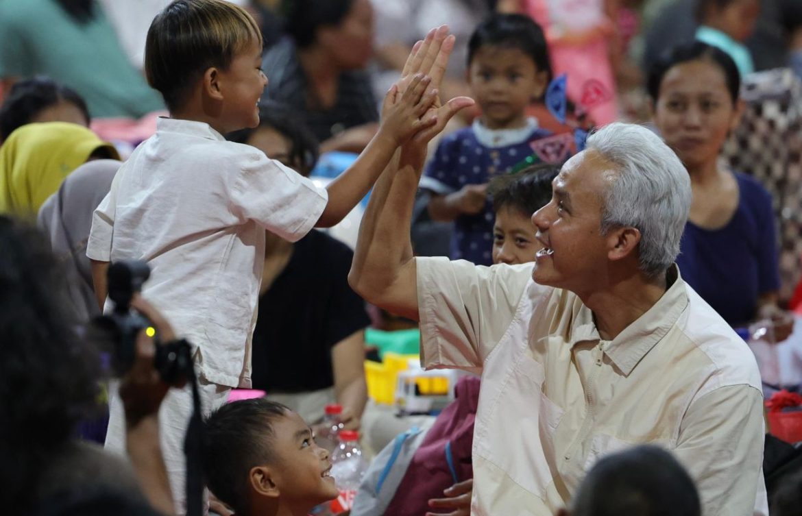 Ganjar saat mengunjungi tempat pengungsian korban banjir Demak.