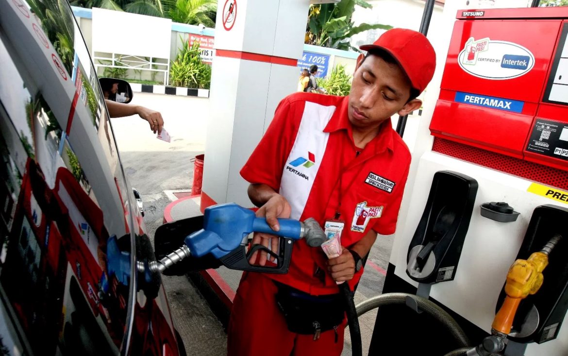 mengisi BBM di SPBU Pertamina 1