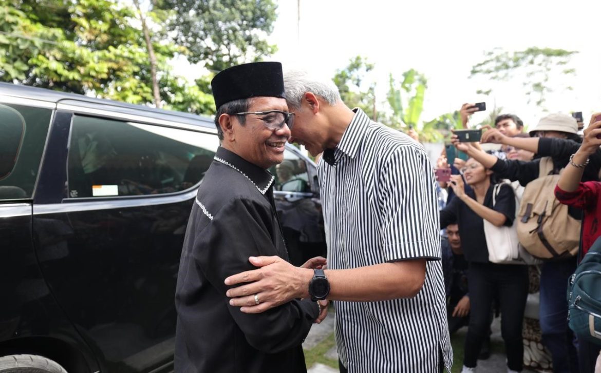 Ganjar-Mahfud bersalaman saat open house Lebaran 2024, di rumah Ganjar Pranowo, di Sleman.