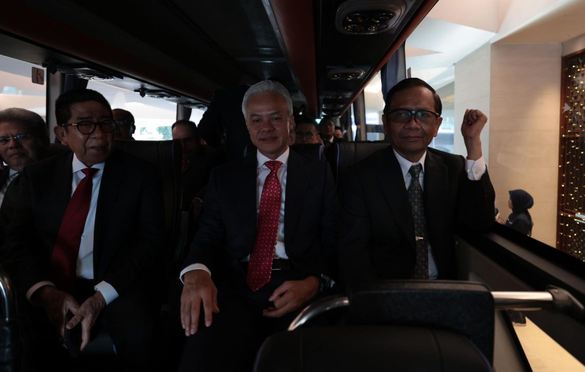 ganjaar-mahfud naik bus ke mk