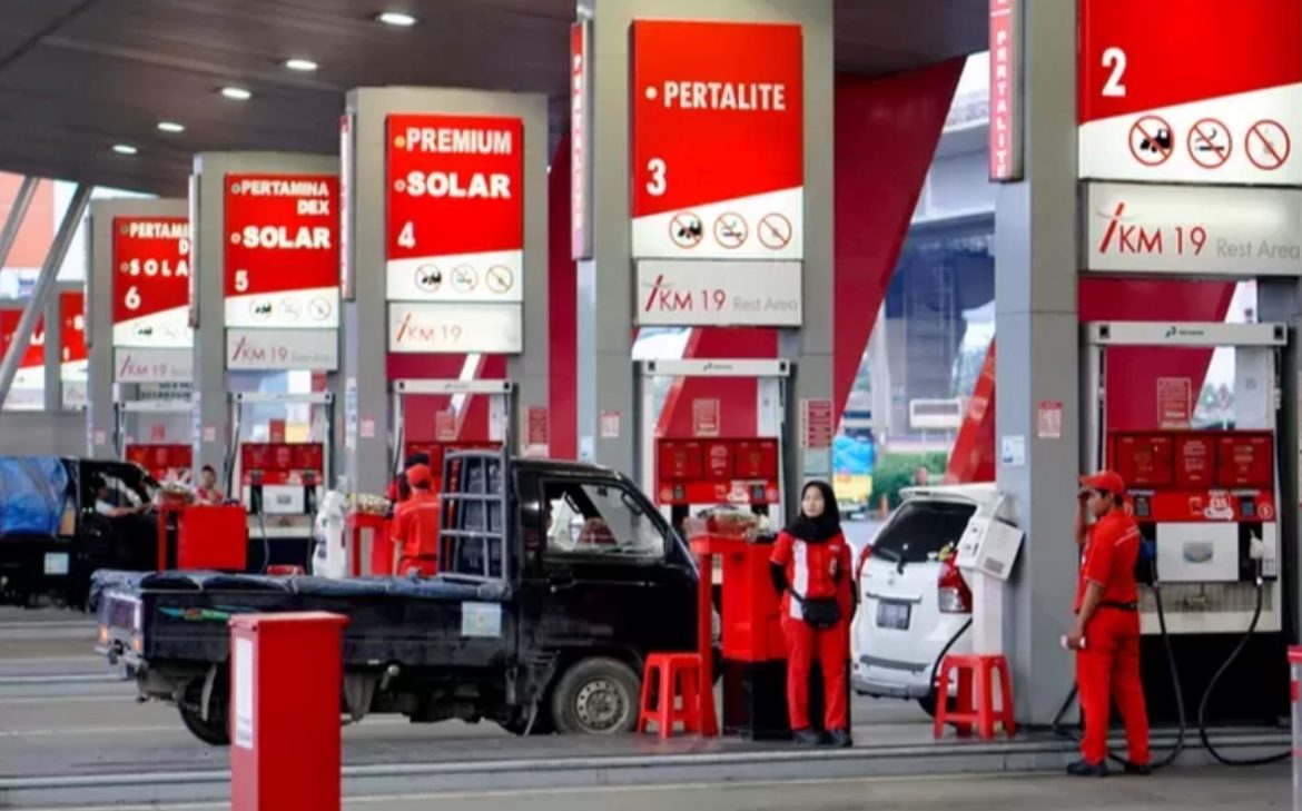 Pengendara mengisi BBM di SPBU Pertamina 2