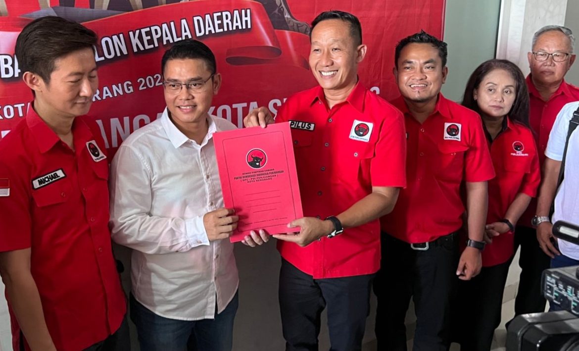 Pengusaha sekaligus praktisi komunikasi, Bimo Triwicaksono, mengambil formulir pendaftaran bakal calon Wakil Wali Kota Semarang di DPC PDIP Semarang, Selasa (7/5/2024).