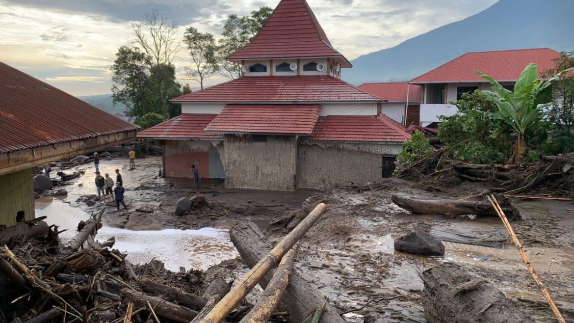 Kondisi permukiman warga dan sarana publik pascabanjir bandang yang menerjang Kabupaten Agam, Sumatra Barat, Sabtu (11/5/2024) malam.