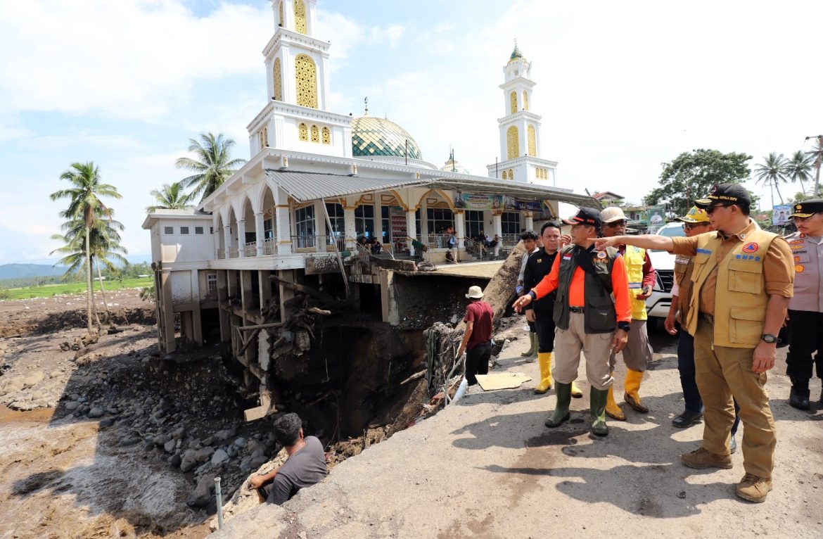 Kepala BNPB Letjen TNI Suharyanto, beserta rombongan saat meninjau lokasi dan memberikan bantuan secara simbolis kepada warga terdampak banjir lahar dingin dan longsor di Lembah Anai, Kabupaten Tanah Datar, Sumatera Barat, pada Selasa (14/5/2024).