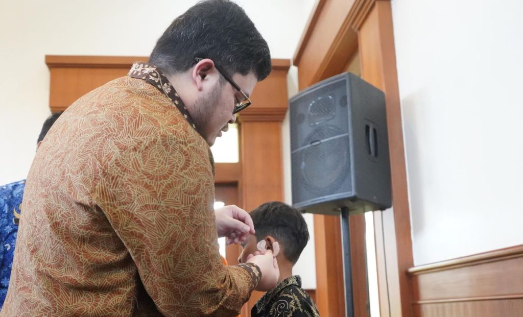 Bupati Hanindhito Himawan Prama (Mas Dhito) menyerahkan alat bantu mobilitas untuk sejumlah difabel di Kabupaten Kediri.