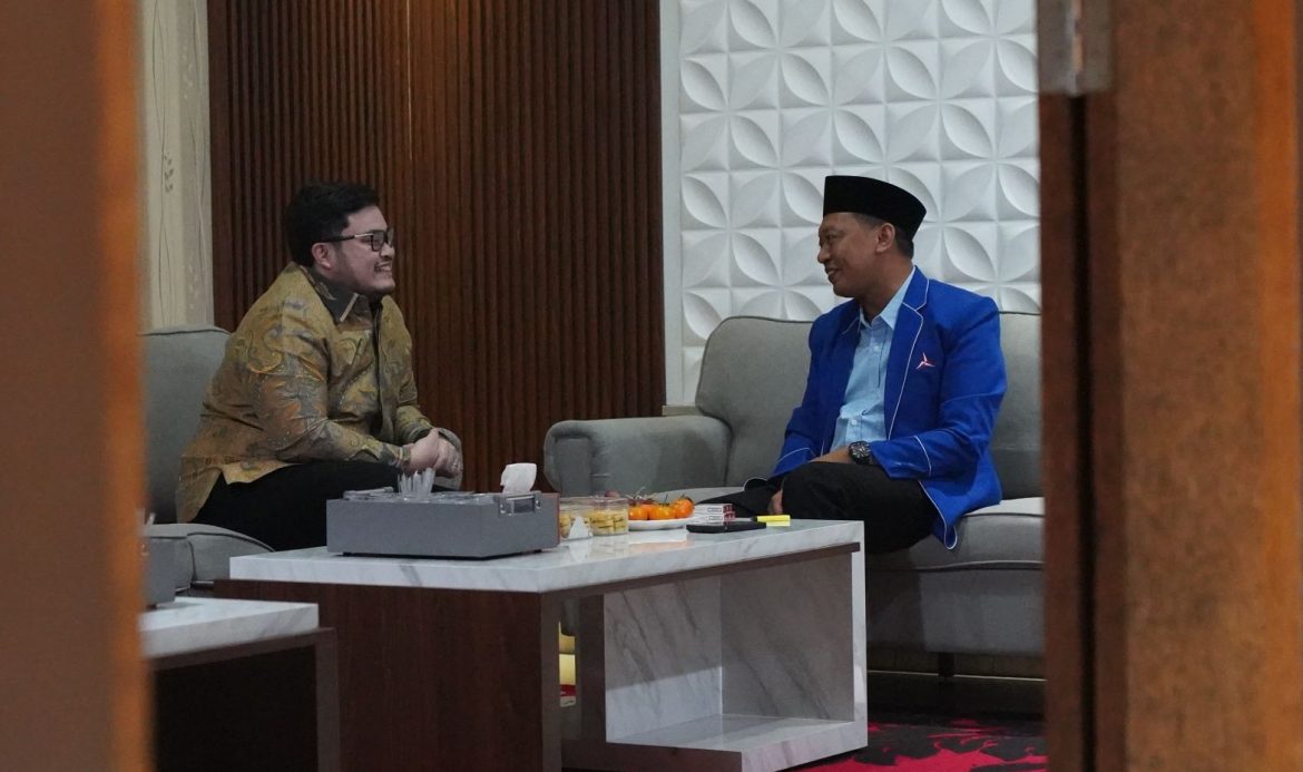 Bupati Kediri petahanan Hanindhito Himawan Pramana kembalikan formulir pendaftaran bakal calon bupati ke Partai Demokrat, Rabu (22/5/2024) malam.