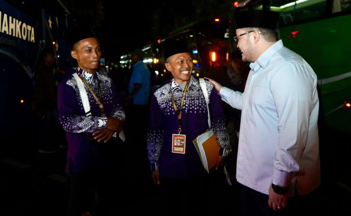 Bupati Kediri Hanindhito Himawan Pramana memberangkatkan calon jemaah haji (calhaj) kloter 73 dan 74 di Kantor Pemerintah Kabupaten Kediri pada Jumat (31/5/2024) dini hari.