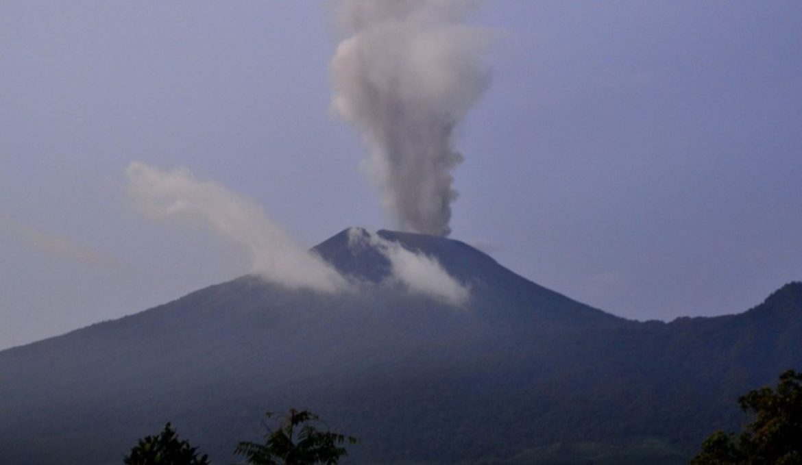 Aktivitas vulkanik Gunung Slamet naik, para pendaki dilarang muncak ke 'Atap Jawa Tengah'.