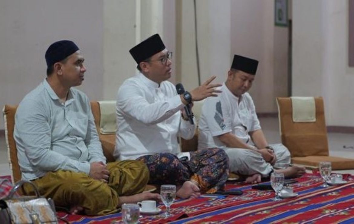 Ketua Gerindra Jateng Surayono menemui Gus Yasin di Ponpes Al Anwar, Sarang, membahas kerja sama di Pilgub Jateng 2024. Sinyal akan berpasangan?