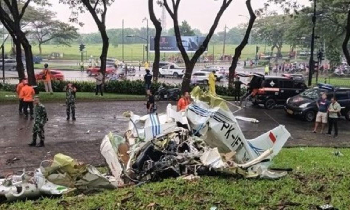 Pesawat latih jatuh di kawasan BSD, Tangerang Selatan, Banten, Minggu (19/5/2024).