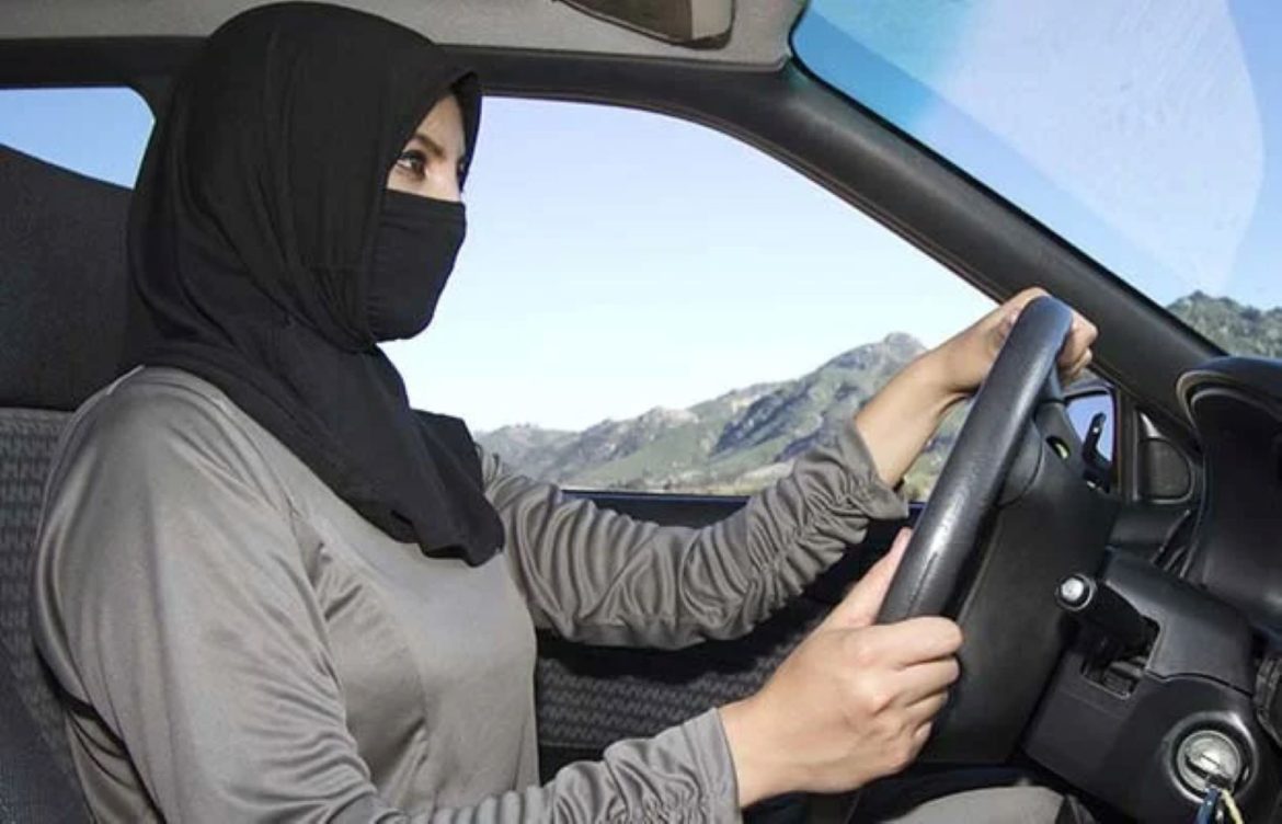 Ilustrasi perempuan belajar mengemudi mobil.