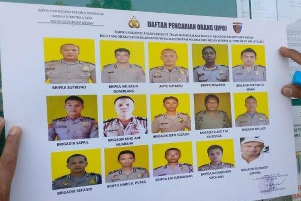 Foto dan identitas 15 anggota Polrestabes Medan komplotan perampok yang kini masih buron.