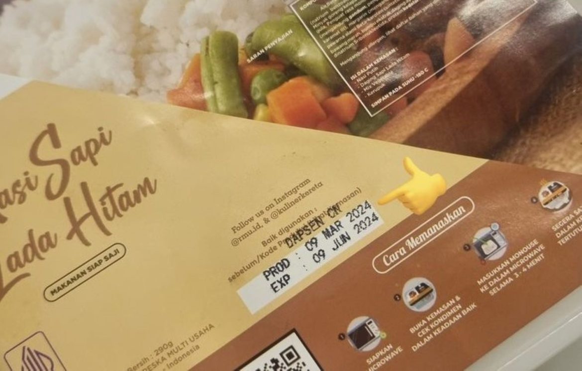 Makanan kedaluwarsa yang didapat penumpang Kereta Api Lodaya saat membeli dari gerbong kereta makan.