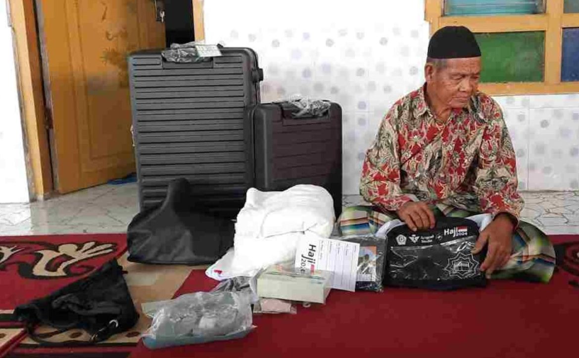 Kakek Saied, yang sehari-hari sebagai tukang tambal ban di Madura, menabung selama 57 tahun, agar ia bisa berangkat beribadah haji.