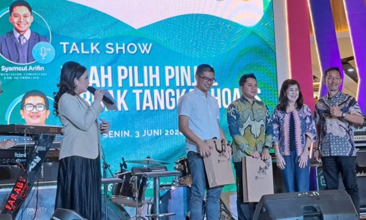 Kasubdit Pengendalian Konten Internet Ilegal Kementerian Komunikasi dan Informatika (Kominfo), Syamsul Arifin (tiga dari kiri), saat menghadiri talk show di Mal Ciputra Semarang, Senin (3/6/2024).