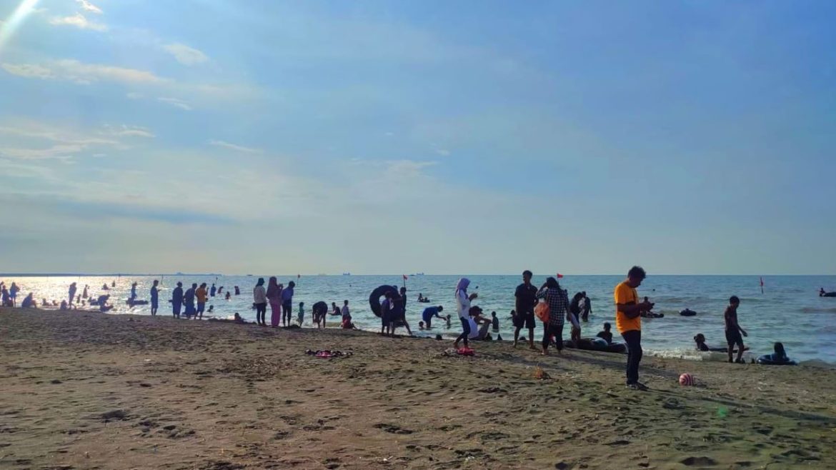 Pantai Tirang menjadi wisata alternatif di Kota Semarang. Dalam sebulan, Pantai Tirang dikunjungi ribuan wisatawan. Harga tiket masuk Rp5.000.