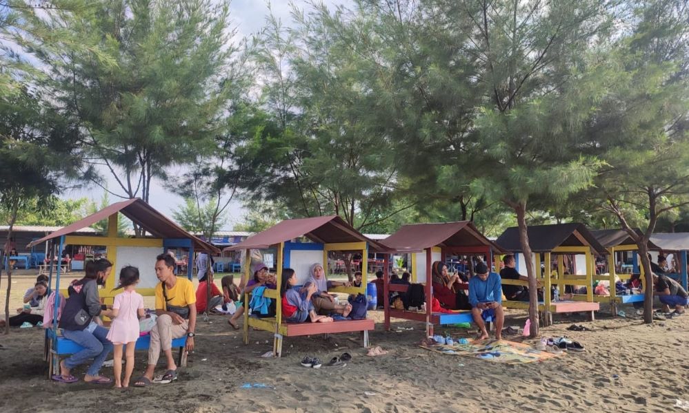 Pantai Tirang menjadi wisata alternatif di Kota Semarang. Dalam sebulan, Pantai Tirang dikunjungi ribuan wisatawan. Harga tiket masuk cuma Rp5.000.