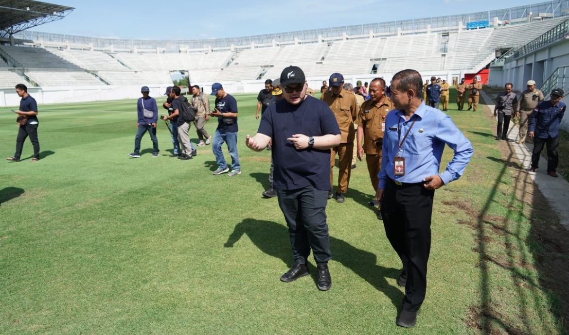 Bupati Kediri, Hanindhito Himawan Pramana (Mas Dhito), saat meninjau Stadion Gelora Daha Jayati, Senin (3/6/2024).