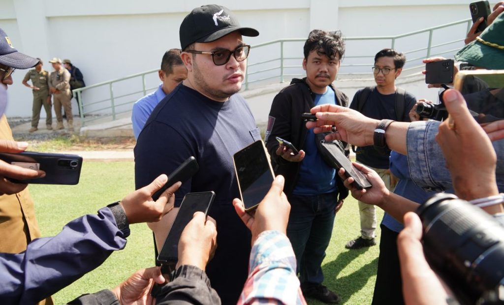 Bupati Kediri, Hanindhito Himawan Pramana (Mas Dhito), saat meninjau Stadion Gelora Daha Jayati, pada Senin (3/6/2024).