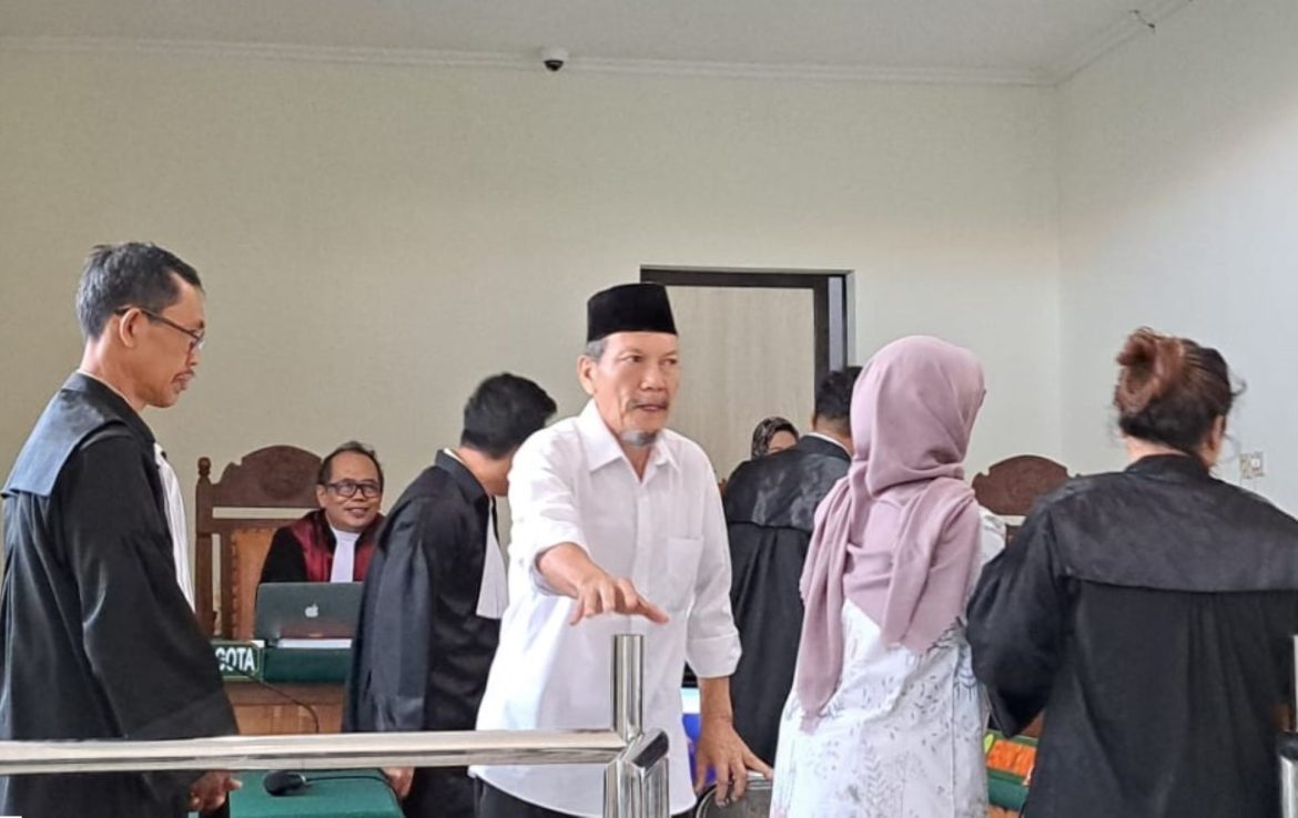 Mantan Direktur Taman Kyai Langgeng (TKL) Ecopark, Kota Magelang, Edy Susanto Purnomo (tengah, baju putih berpeci) divonis bersalah dan dijatuhi hukuman penjara selama 14 bulan, pada persidangan di Pengadilan Tipikor Semarang, Rabu (5/6/2024). Kasus ini berpotensi menyeret pelaku korupsi lainnya.