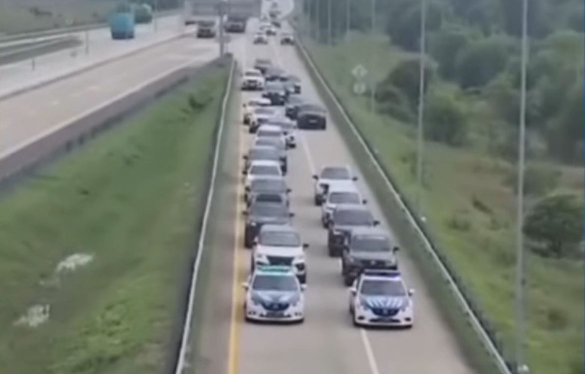Capture potongan video konvoi rombongan Toyota Fortuner tutup exit tol dikawal polisi.