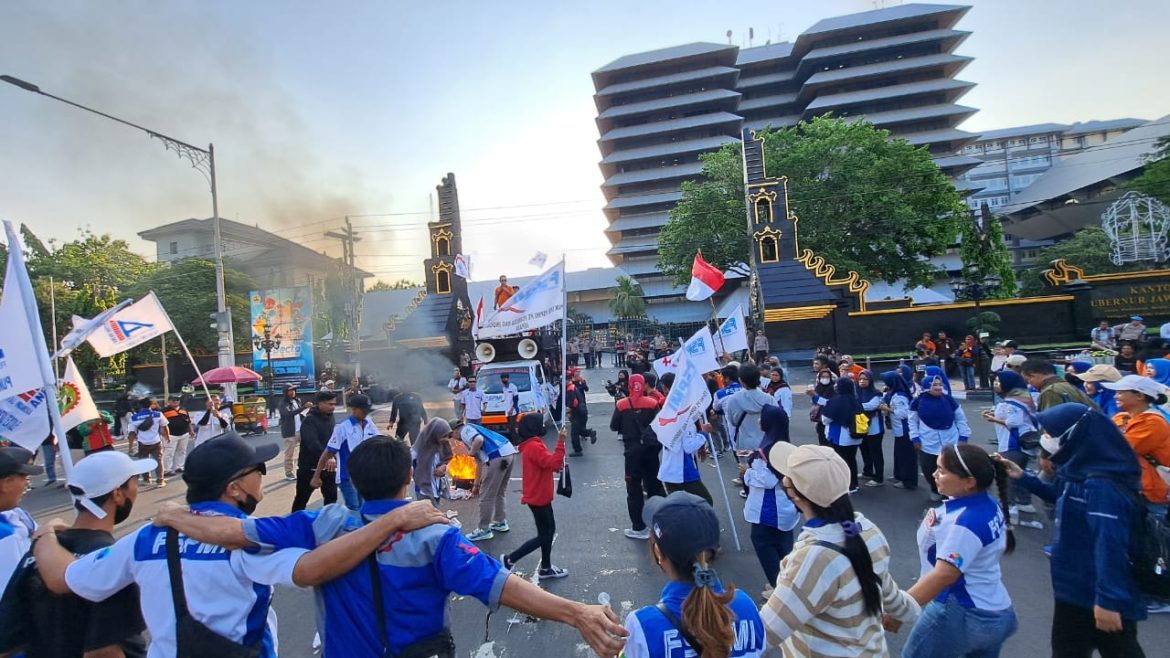 Sejumlah ferderasi buruh menggelar aksi demonstrasi menolak Tapera, di halaman Kantor Gubernur Jateng (Gubernuran), di Kota Semarang, Kamis (6/6/2024) sore.