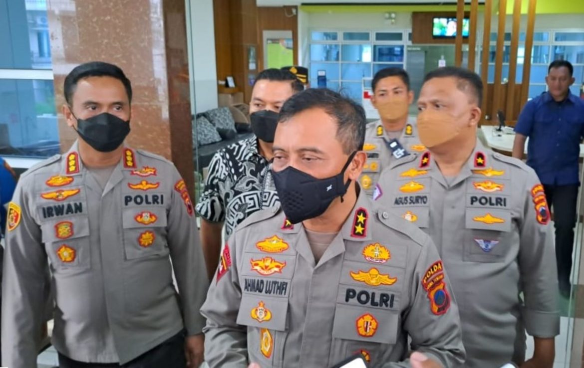 Kapolda Jateng Irjen Pol Ahmad Luthfi menengok para korban keracunan massal di RS Roemani Semarang, Jumat (7/6/2024).