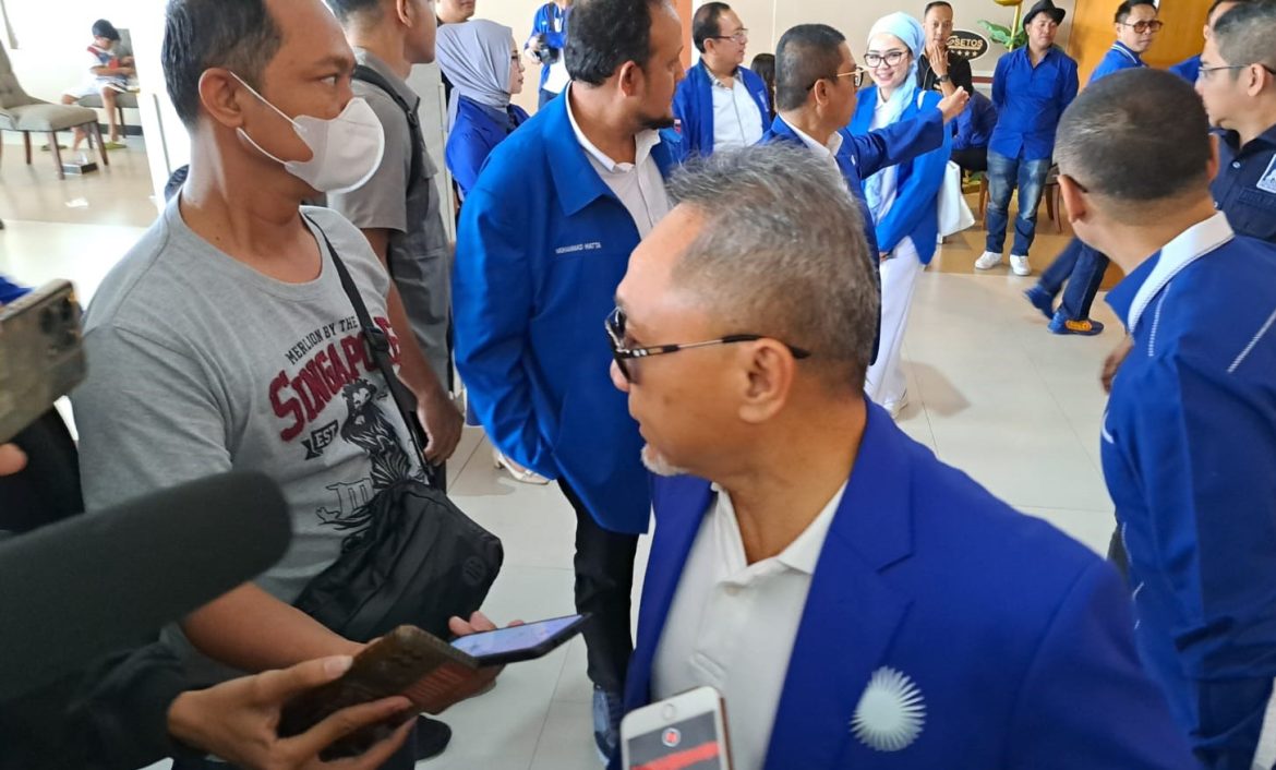Menteri Perdagangan (Mendag) Zulkifli Hasan, menyebut Irjen Pol Ahmad Luthfi akan segera jadi Irjen Kemendag.