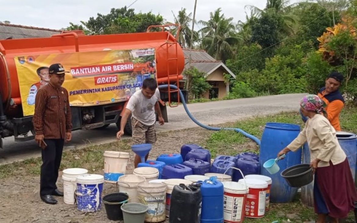 Warga terdampak kekeringan di Cilacap mendapat bantuan droping ari bersih dari BPBD kabupaten setempat.