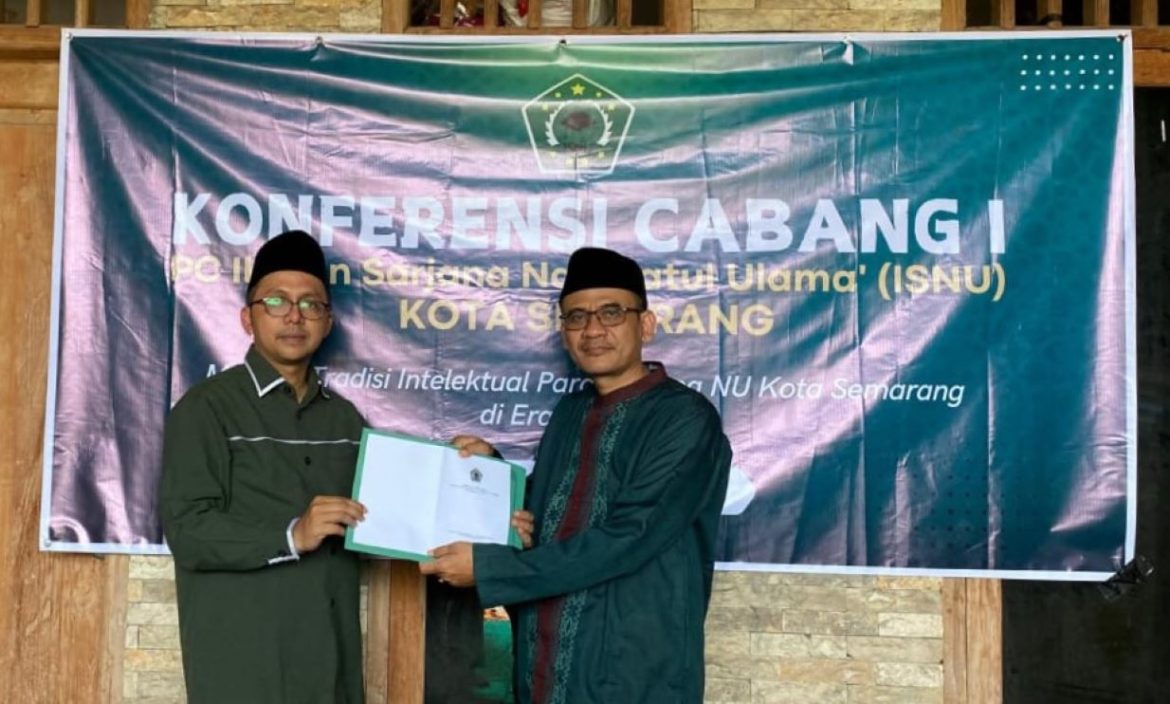 Ketua PW ISNU Jateng, Dr. Fakhrudin Aziz (kiri) kembali menetapkan Prof Syamsul Maarif sebagai Ketua PC ISNU Kota Semarang, yang kembali terpilih dalam konfercab.