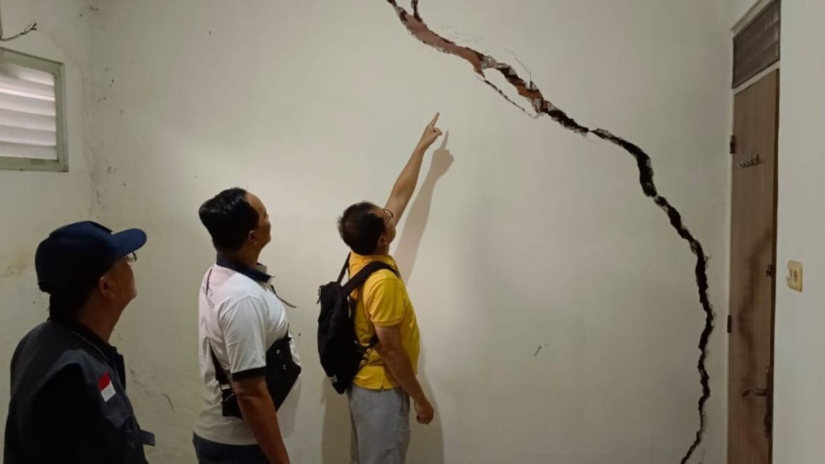 Kuasa hukum Hendra Widjaja (tengah) meninjau kerusakan bangunan kliennya.