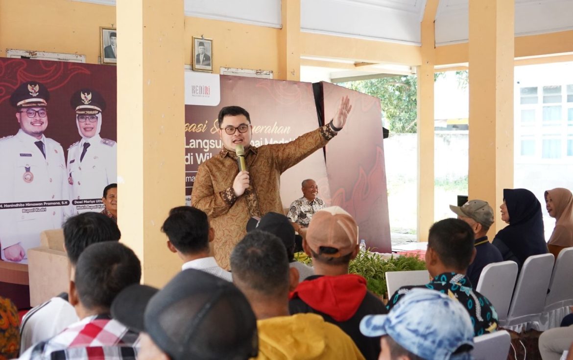 Bupati Kediri Mas Dhito bertemu dengan warga di Pendopo Kecamatan Wates, Kamis (30/5/2024).