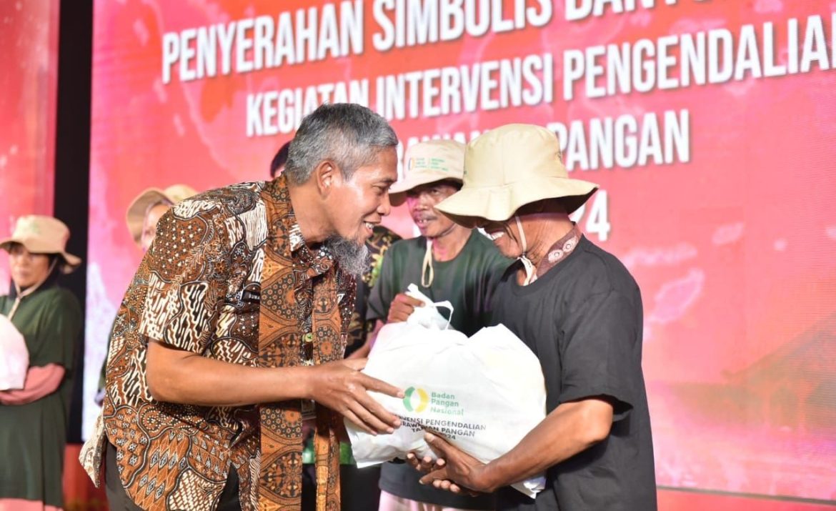 Sekda Jateng, Sumarno, secara simbolis menyerahkan bantuan kerawanan pangan kepada warga.