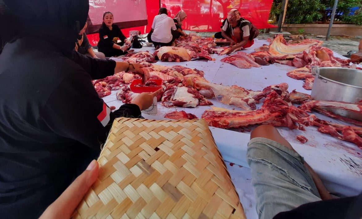 Pembagian daging kurban di Kota Semarang mulai tak menggunakan kantong plastik.