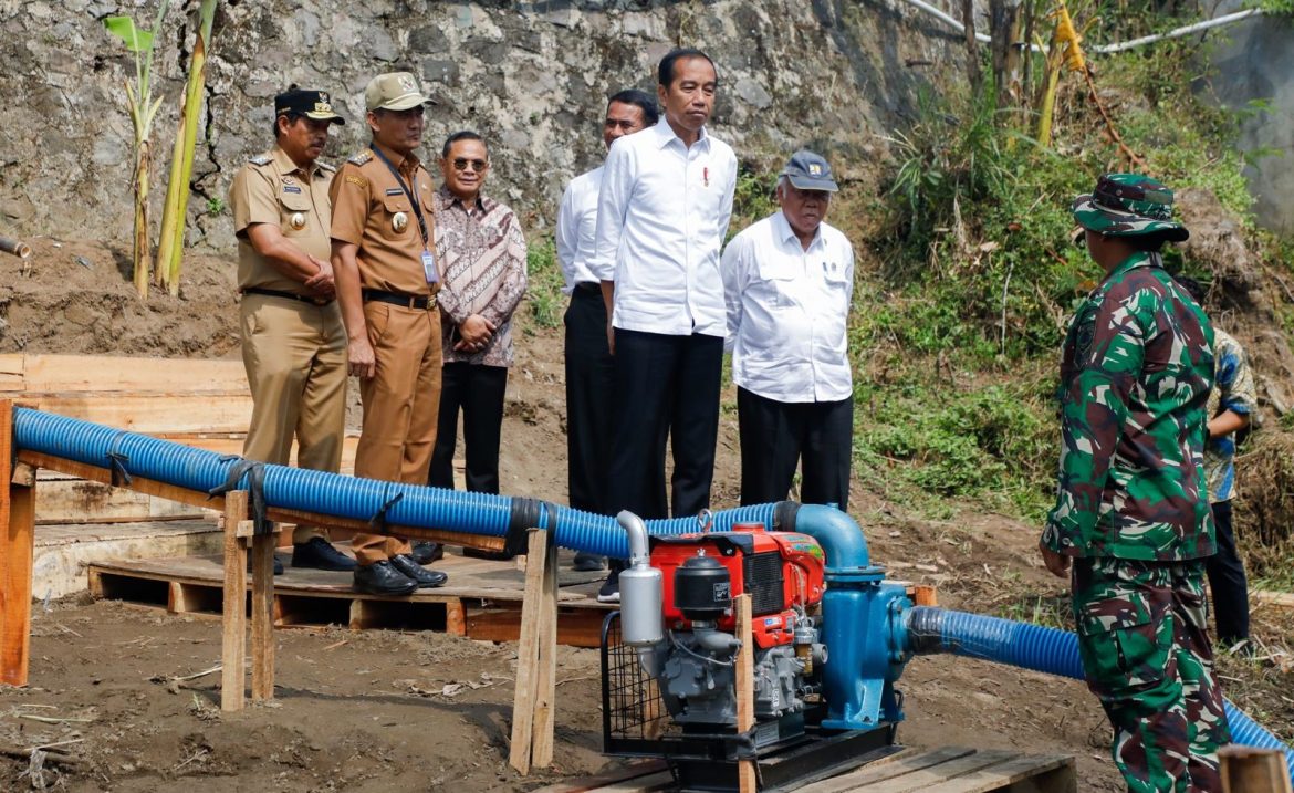 Penjabat (Pj) Gubernur Jawa Tengah, Nana Sudjana mendampingi Presiden Joko Widodo (Jokowi) meninjau realisasi bantuan pompa air di Desa Kredawahono, Kecamatan Gondangrejo, Kabupaten Karanganyar, Rabu (19/6/2024).